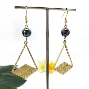 Orecchini geometrici a triangolo dorati con perla iridescente e dettaglio a rombo