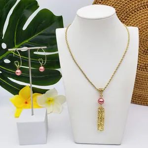Détails de l'ensemble collier et boucles d'oreilles dorés avec perles roses de style