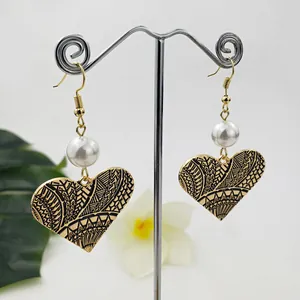 Vintage Herz-Ohrringe mit geometrischen Mustern, Gold-Finish und weißen Perlen