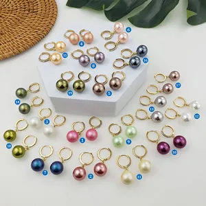 Eleganti Orecchini Huggie in Rame Zirconia Con Pendenti in Perla Artificial di Conchiglia Naturale Colorata per Donna Gioielli Regalo