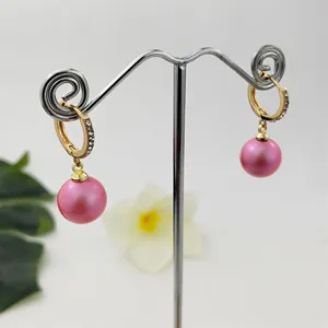 Eleganti orecchini huggie dorati con zirconi e pendenti in perla di conchiglia viola