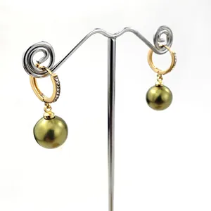 Eleganti orecchini huggie dorati con zirconi e pendenti di perle verde oliva
