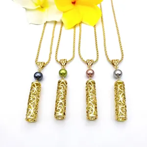 Ensemble de colliers vintage dorés avec pendentifs tubes évidés et perles nacrées