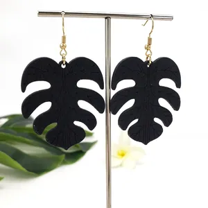 Tropische monstera blad houten oorbellen in zwart met gouden metalen haken voor dames