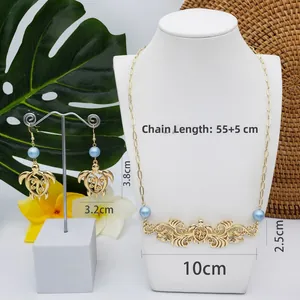 Vue détaillée du set collier et boucles d'oreilles tortue avec perles bleu clair