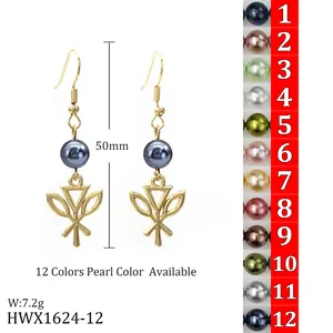 Detailansicht der 50mm Gold-Ohrringe mit 12 Perlenfarben und geometrischem Design
