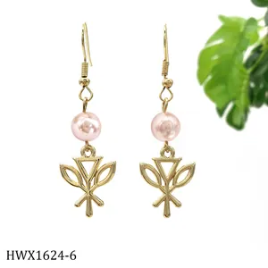 Detailansicht goldener geometrischer Blattohrringe mit rosa Perle auf weißem Grund