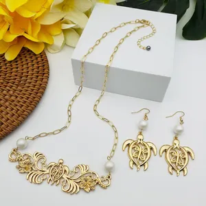 Parure de bijoux hawaïens dorés avec pendentifs tortue de mer, perles et fleurs exotiques