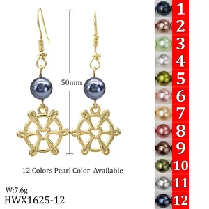 Detailansicht der 50mm Gold-Steuerrad-Ohrringe mit Perlen und Herz-Design