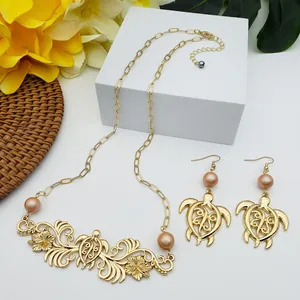 Parure de bijoux hawaïenne dorée avec fleurs d'hibiscus, tortues de mer et perles roses