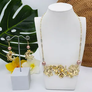 Parure de bijoux floraux dorés avec motif frangipanier et perles rose-violet élégantes