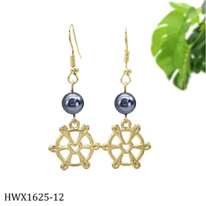 Goldene Ohrhänger mit dunkelgrauer Perle und Herz-Ruder-Anhänger im minimalistischen Stil