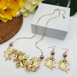 Parure de bijoux fleurs dorées avec boucles d'oreilles hibiscus et collier à vagues