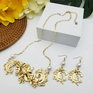 Détails de l'ensemble de bijoux fleur en or avec perles et motifs ajourés rétro