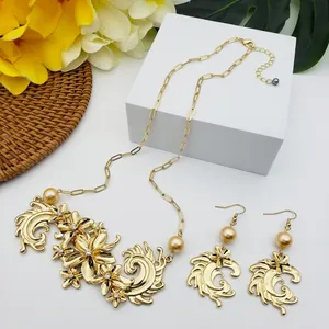 Détails du collier vintage doré ajouré orné de fleurs, perles et strass brillants