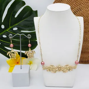 Parure de bijoux hawaïens avec pendentifs tortue, fleurs et perles roses