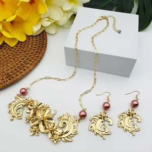 Détail de la parure collier et boucles d'oreilles fleur dorée avec perles et strass