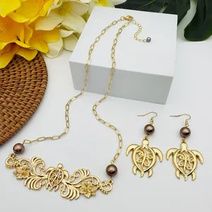 Parure de bijoux hawaïens dorés avec motifs tortues, fleurs et perles marron