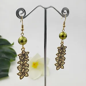 Boucles d'oreilles rétro fleurs dorées avec perles vert olive et contours de pétales