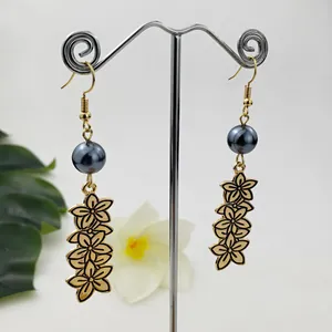 Boucles d'oreilles vintage en fleurs dorées avec perles grises et pétales superposés