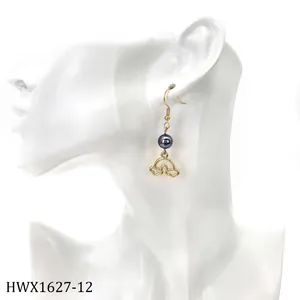Details eines goldenen Creolen-Ohrrings mit grauer Perle und geometrischem Wolken-Anhänger