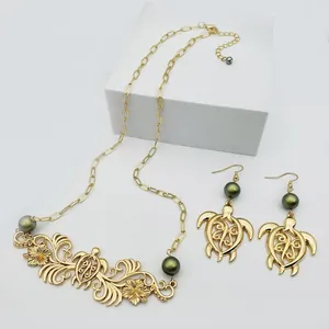 Parure bijoux hawaïenne tortue hibiscus avec collier doré boucles et perles vertes