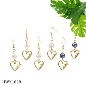 Details zu drei goldenen Herzohrringen mit Love-Gravur und farbigen Perlen