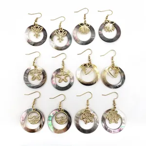 Orecchini in oro e conchiglia con motivi nautici tropicali e finiture lucide eleganti