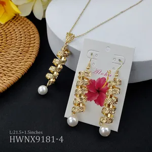 Vue détaillée du collier hawaïen en spirale dorée et des boucles d'oreilles perles