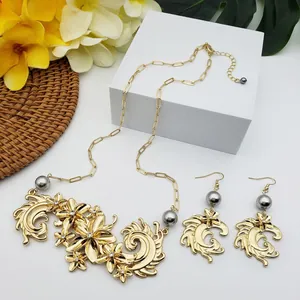 Vue détaillée du collier et des boucles d'oreilles fleurs dorées avec perles grises