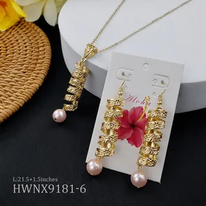 Détails du collier spirale dorée et boucles d'oreilles perles avec thème Aloha