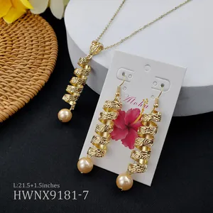 Détails de la parure hawaïenne dorée avec spirales et perles en forme de coquille