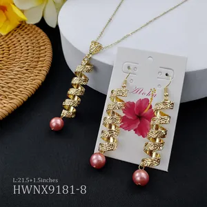 Détail du collier spirale gravé et boucles d'oreilles perles roses avec chaîne réglable
