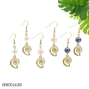 Detailansicht goldener Spiral-Ohrringe mit weißen rosa und blauen Perlenperlen