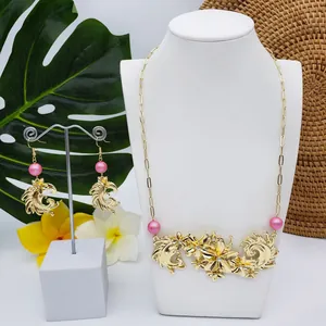 Détails du collier et des boucles d'oreilles fleuris dorés avec perles roses
