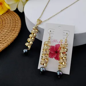 Parure hawaïenne avec perles de coquillage, collier spirale et boucles gravées