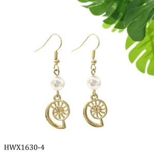 Detailansicht goldene Spiral-Muschel-Ohrringe mit Perle und offenem Design