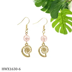 Detailansicht goldener Spiralmuschel-Ohrringe mit rosa Perlen und minimalistischem Design