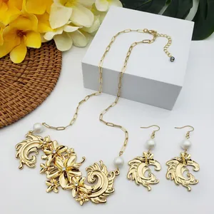 Détail d'une parure florale dorée avec des perles blanches et des cristaux brillants