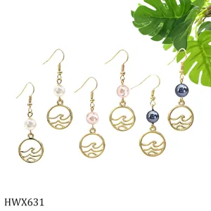 Detailansicht der 3er-Pack Perlenohrringe mit Wellenanhängern und bunten Perlen in Gold