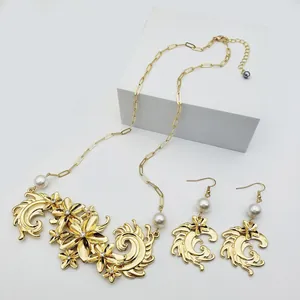 Parure de bijoux vintage dorés avec collier fleur évidée et boucles d'oreilles perles et strass