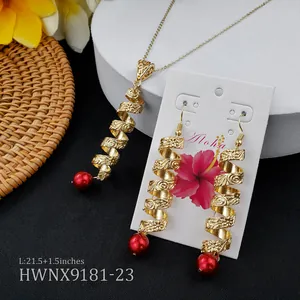 Parure de bijoux hawaïens dorés avec perles de coquillage rouges et motif de spirale