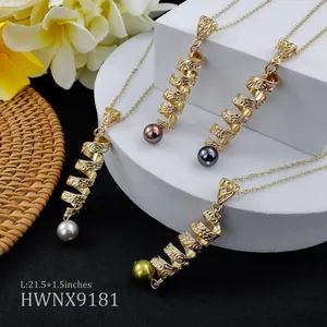 Détail de pendentifs spirale en perles de quatre couleurs avec détails de la chaîne