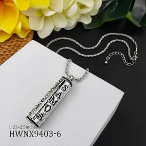 Détail du collier tube Samoa en argent avec motif floral creux et chaîne torsadée