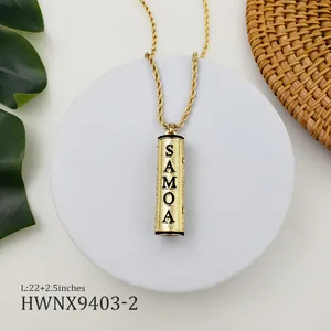 Collier pendentif cylindre gravé Samoa doré avec chaîne torsadée de 22 pouces sur plateau