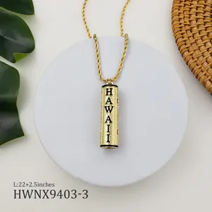 Détail du collier pendentif cylindre doré Hawaii avec chaîne torsadée de 22 pouces