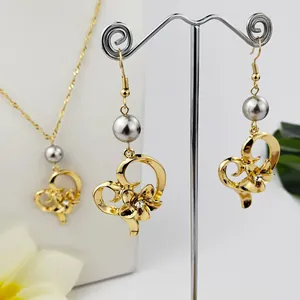 Dettagli del set collana e orecchini a cuore floreale dorato con perle argentate