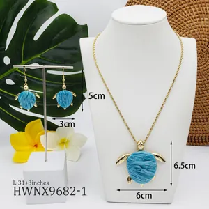Vergoldetes Schildkröten Schmuckset mit blauen Harzpanzern inklusive Halskette und Ohrringen
