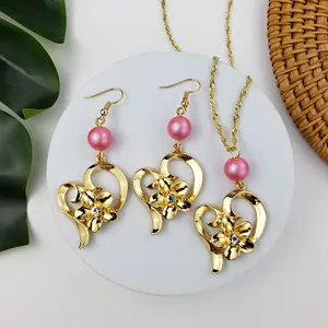 Set gioielli cuore fiore hawaiano con collana dorata e orecchini di perle