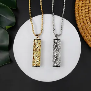 Colliers avec pendentifs cylindriques ajourés dorés et argentés avec gravures de vignes